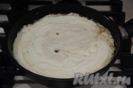 Выложить тесто с помощью столовой ложки поверх яблок, равномерно распределяя его. Не вливайте тесто быстро, иначе яблочный слой будет неровным.