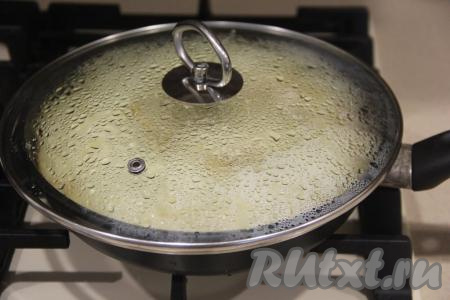 Накрыть сковороду крышкой и готовить пирог с карамелизированными яблоками на медленном огне минут 20.