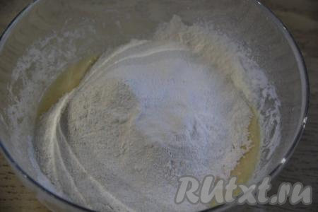 Всыпать просеянную муку и разрыхлитель.