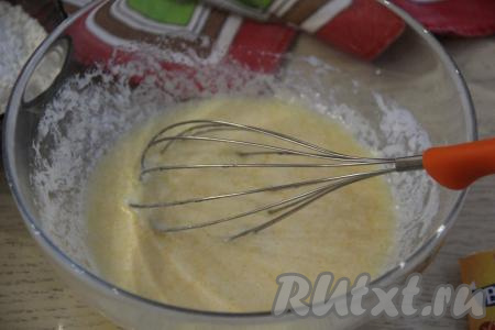 Затем влить растительное масло.