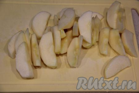 Яблоки почистить от кожуры и семечек, нарезать на крупные дольки.