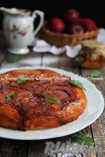 Готовый пирог в горячем виде перевернуть на тарелку. Не оставляйте пирог с карамелизированными яблоками на сковороде, карамель остынет и пирог прилипнет. Дать выпечке немного остыть. Наивкуснейший, золотистый, ароматный пирог нарезать на кусочки и подать к столу.