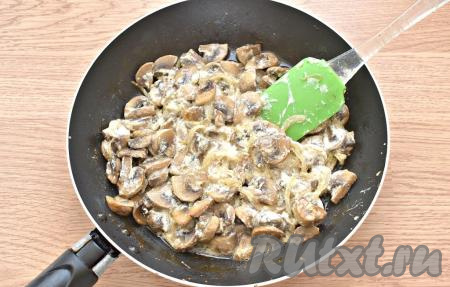 Тушим шампиньоны в сметане с луком 2 минуты. Не забываем иногда перемешивать.