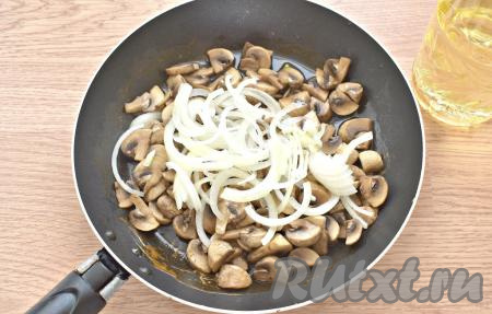 Теперь вливаем к грибам растительное масло и добавляем полукольца лука.
