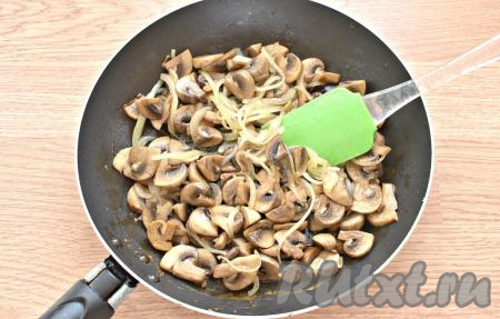 Обжариваем на достаточно сильном огне 2 минуты, иногда перемешивая.