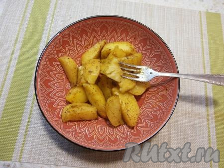 После сигнала оставить блюдо в микроволновке на 5 минут, а затем перемешать.