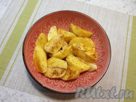 Хорошо картофель перемешать и поместить&nbsp;в миску (или кастрюльку), подходящую для СВЧ.