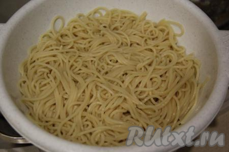 Готовые спагетти откинуть на дуршлаг, промыть в холодной воде, оставить на несколько минут, чтобы лишняя жидкость полностью стекла.