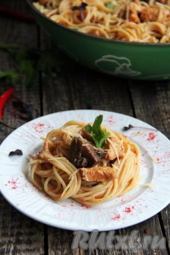 По желанию, присыпать блюдо при подаче тёртым сыром. Подавать вкусные, аппетитные спагетти с куриным филе и грибами следует в горячем виде.