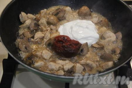 Затем посолить, добавить томатную пасту и сметану, перемешать и протушить на небольшом огне минуты 2-3.