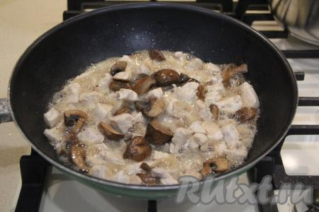 Добавить к курице нарезанные шампиньоны (замороженные грибы предварительно размораживать не нужно). Грибочки выделят жидкость. Тушить минут 10-15, без крышки, иногда перемешивая содержимое сковороды.