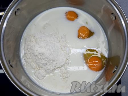 Для приготовления заварного крема смешиваю в кастрюле при помощи венчика молоко, яйца, сахар, ванилин, муку и соль. Смесь должна получиться однородной. Ставлю кастрюлю на огонь.