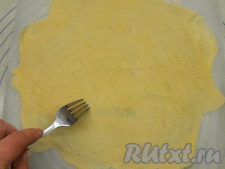 Прямо на&nbsp;листе пергамента раскатываю кусочек теста максимально тонко. Я делаю "Наполеон" круглой формы и раскатываю так, чтобы корж был диаметром не менее 23 см. Накалываю всю поверхность коржа вилкой, отправляю в духовку на средний уровень, выпекаю на режиме духовки "Верхний и нижний нагрев" не менее 3 минут, но всё&nbsp;зависит от вашей духовки и не забывайте, что духовка должна быть уже разогрета.