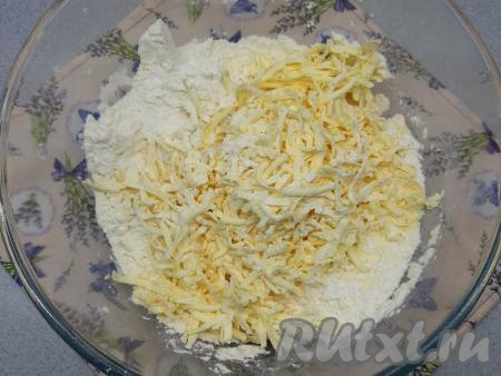 К муке с разрыхлителем на крупной тёрке натираю 200 грамм охлаждённого маргарина (или сливочного масла). Масло или маргарин должны быть хорошо охлаждёнными, чтобы натирать было комфортно.