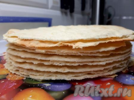 Вот такая стопочка нежнейших коржей для "Наполеона" у меня получилась. За время, пока пеклись коржи, заварной крем полностью остыл, значит можно собирать торт.