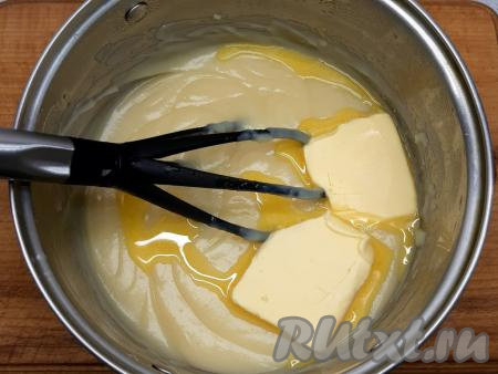Вот теперь добавляю масло, перемешиваю до однородности.&nbsp;Даю полностью остыть, иногда перемешивая.