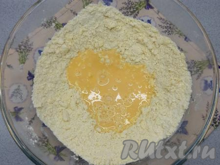 Вливаю яичную смесь к масляной крошке и перемешиваю.