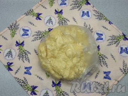 Перекладываю тесто в пакет и убираю в холодильник на время, пока буду готовить крем.