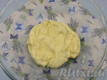 После чего перехожу на замес руками, но не вымешиваю до однородной и гладкой структуры, нужно просто собрать тесто в один комок и не стоит месить его долго.