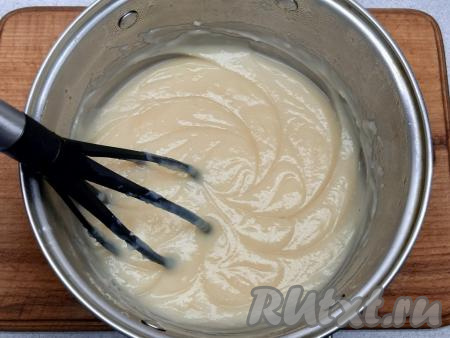 На умеренном огне, постоянно помешивая венчиком, крем увариваю до густоты и снимаю с огня тогда, когда на поверхности крема начинают лопаться большие пузырьки.