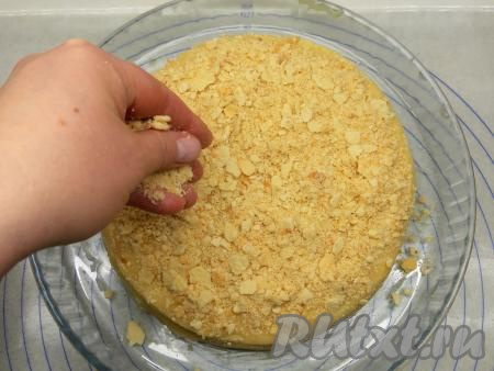 Остаётся верх и бока торта посыпать крошкой.