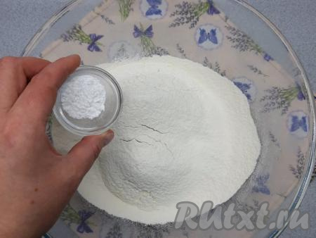 Прежде всего замесим тесто, для этого я в миску просеиваю муку, всыпаю разрыхлитель и хорошо перемешиваю.