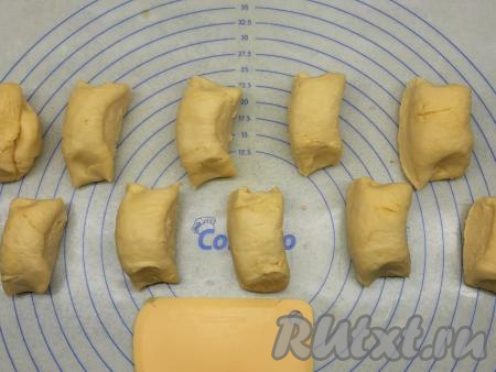 После того как сварился заварной крем, пришло время заняться тестом.&nbsp;Заранее включаю духовку, выставляю температуру 180 градусов. Тесто делю на 10 равных&nbsp;кусочков (по количеству будущих коржей).