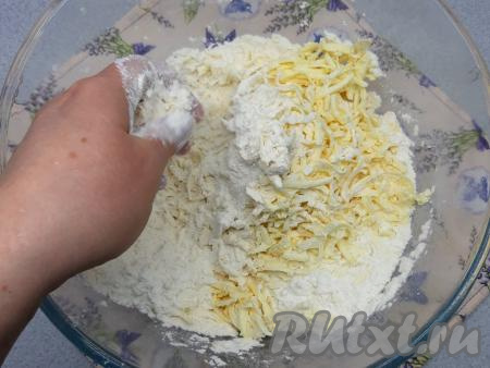 Растираю руками масло с мукой до однородной масляной крошки.