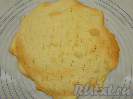 И сразу горячим обрезаю корж, придавая форму круга диаметром 23 см (для придания коржу круглой формы можно сверху выложить тарелку подходящего диаметра и обрезать лишнее тесто). Если коржу сразу после выпечки не придать круглую форму, то через 5 минут он остынет и станет слишком хрупким. Аналогично испечь и обрезать все коржи, дать им полностью остыть.