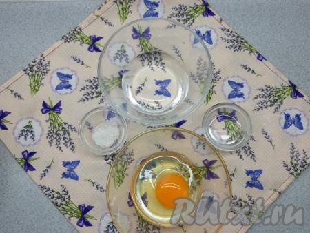 Далее нужно в отдельной ёмкости смешать воду, уксус, яйцо и соль.