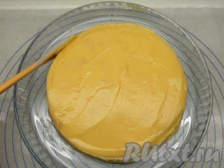 Собираю торт, для этого выкладываю на подходящее плоское блюдо первый корж, промазываю кремом. Дальше идёт следующий корж и опять смазываю верх кремом. Так собираю, пока не закончатся все коржи. Верхний корж тоже смазываю кремом и при помощи лопатки затираю бока торта.