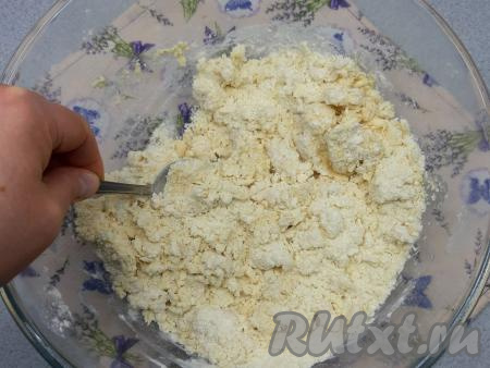 Перемешиваю получившуюся массу при помощи ложки до того момента, пока тесто не начнёт комковаться.