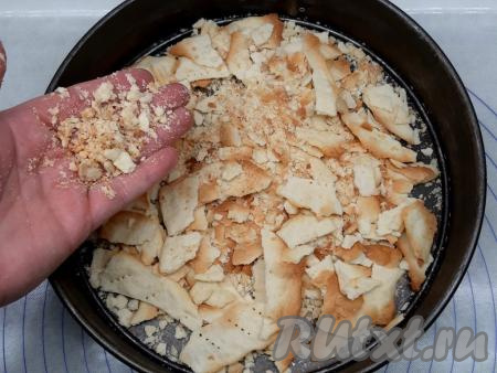 Обрезки коржей&nbsp;превращаю в крошку. Они понадобятся в конце для обсыпки готового торта.