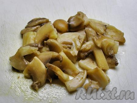 Грибы для гратена можно взять любые на свой вкус. Я использовала замороженные шампиньоны, которые предварительно разморозила. Подойдут и предварительно отваренные в течение 25-30 минут лесные грибы, и любые консервированные грибочки, и свежие шампиньоны. Если грибы крупные, нарезаем их на кусочки поменьше.