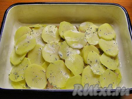 Сверху выкладываем ещё слой картошки, солим и поливаем 2-3 столовыми ложками молочного соуса. Далее снова выкладываем слой лука с грибами и куриное филе,&nbsp; кружочки картошки, присаливаем и поливаем частью соуса. Таким образом слоями собираем гратен. В зависимости от размеров формы должно получиться 3-5 слоёв.