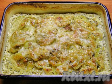 Накрываем форму крышкой (или фольгой) и ставим в духовку, заранее разогретую до 200 градусов, на 40-45 минут. По истечении времени снимаем с формы крышку (или фольгу) и запекаем в духовке ещё минут 5-10, чтобы сыр подрумянился.