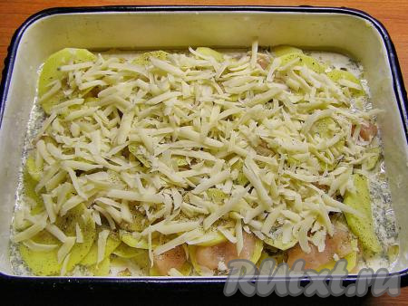 Верхним слоем должен быть слой из ломтиков картофеля. Заливаем гратен оставшимся молочным соусом и посыпаем натёртым сыром.