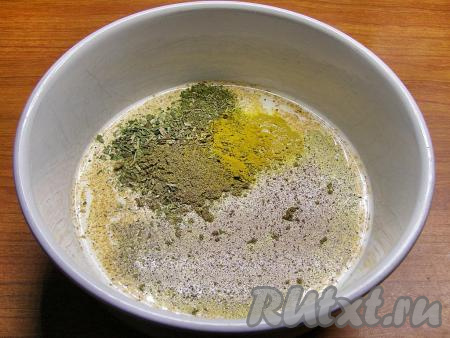 Для приготовления соуса смешиваем сливки с молоком, солим, добавляем сушёную зелень, специи и приправы по вкусу (я добавила по 1 чайной ложке  куркумы и хмели-сунели, примерно, пол&nbsp;чайной ложки красного и чёрного молотых перцев и щепотку мускатного ореха), тщательно перемешиваем получившийся молочный соус.