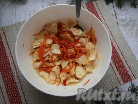 Тщательно перемешать овощи в миске, накрыть и поместить в прохладное место на 1 час.