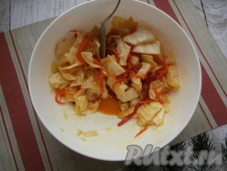 Пару раз в течение часа капусту нужно перемешать. Должно выделиться немного сока.