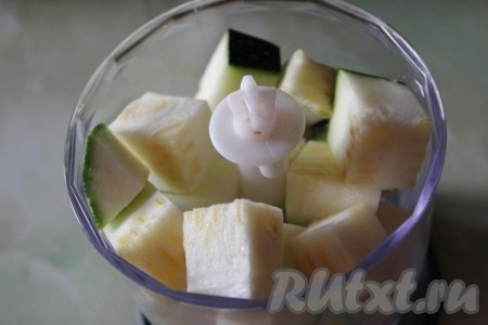 Измельчите кусочки кабачка или цуккини в блендере для получения 1,5 стаканов по объёму.