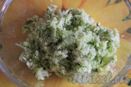 Измельчите кусочки кабачка или цуккини в блендере для получения 1,5 стаканов по объёму.