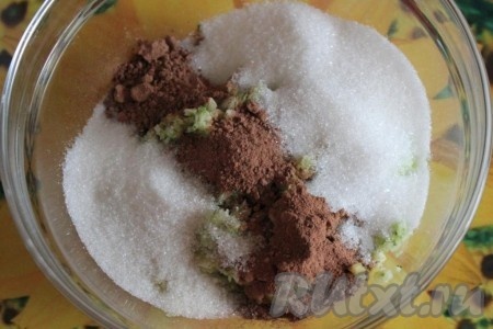 Добавьте сахар, ванильный сахар, какао и перемешайте.