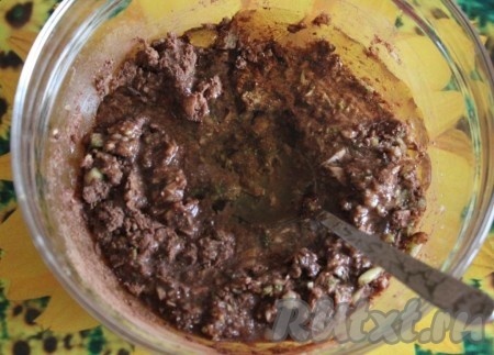 Влейте растительное масло без запаха и тщательно перемешайте.