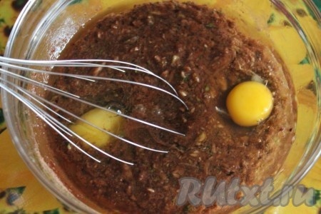 Добавьте яйца и взбейте массу венчиком.