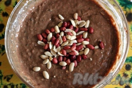 Получится пышное тесто, в него аккуратно вмешайте орехи.