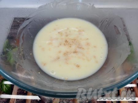 В тёплую смесь растираю и всыпаю живые прессованные дрожжи (или всыпаю сухие дрожжи), хорошо перемешиваю до полного растворения дрожжей.