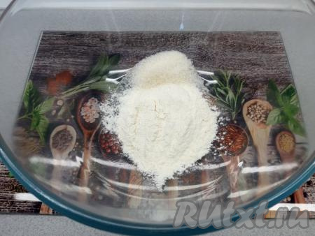 Две столовые ложки муки просеиваю в объёмную миску и всыпаю одну столовую ложку сахара.