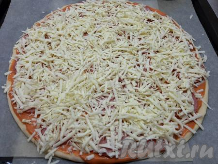 Завершающий слой сыра я натираю всегда на крупной тёрке. Отправляю пиццу в предварительно разогретую духовку. Выпекаю не менее 15 минут на среднем уровне при температуре 200 градусов, на режиме духовки "Верхний и нижний нагрев".
