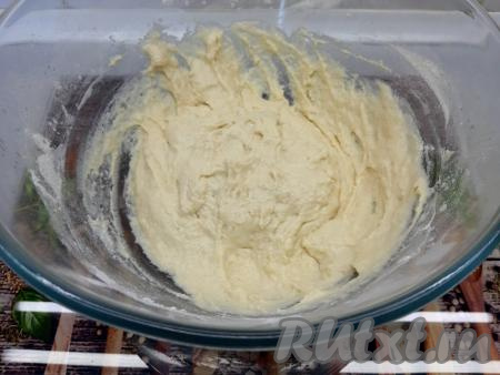 Теперь в два приёма добавляю просеянную муку. Вначале добавляю 200 грамм муки и вымешиваю ложкой.